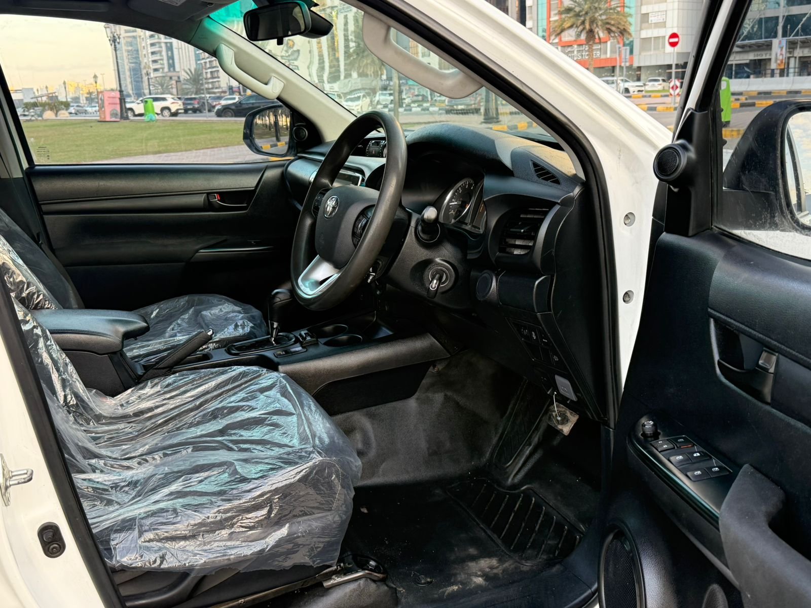 Toyota Hilux SR5 2019 White image